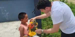 Sünnet olan bir çocuğa hediye veren ekip üyesi