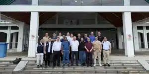 Surinam'da hastane önünde bekleyen aileler ve Serhat Derneği gönüllüleri