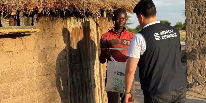 Afrika'da ihtiyaç sahibi bir aileyle bir araya gelmiş Serhat Derneği gönüllüleri (2025 - Serhat Derneği Tanzanya Vacip Kurban faaliyetleri)